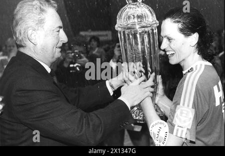 Handball Europacup in Wien am 1. Mai 1989: Erwin Lanc (l.), Präsidentin der Österreichischen Handball- und Fistball-Liga, übergibt die Trophäe an Hypo-Kapitänin Jasna Kolar, nachdem ihr Team das Spiel gegen Spartak Kiew gewonnen hatte. - 19890501 PD0015 - Rechteinfo: Rechte verwaltet (RM) Stockfoto