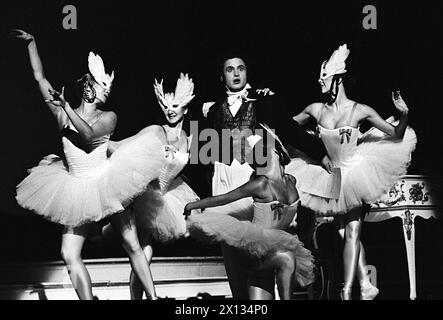 Wien am 9. Oktober 1989: Aufführung von Johann Strauss' Operette "Wiener Blut" in der Wiener Volksoper. Auf dem Bild: Adolf Dallapozza und das Ensemble. - 19891006 PD0014 - Rechteinfo: Rechte verwaltet (RM) Stockfoto