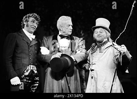 Wien am 9. Oktober 1989: Aufführung von Johann Strauss' Operette "Wiener Blut" in der Wiener Volksoper. Im Bild: Josef Luftensteiner als „Valet Josef“, Peter Minich als „Lord Ypsheim-Gindelbach“ und Josef Forstner als „Kutscher“. - 19891006 PD0013 - Rechteinfo: Rechte verwaltet (RM) Stockfoto