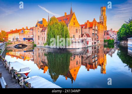 Brügge, Belgien. Rozenhoedkaai im Sonnenaufgangslicht, Altstadt mit Belfried-Wasserspiegelung, Flandern-Reiseszenen. Stockfoto