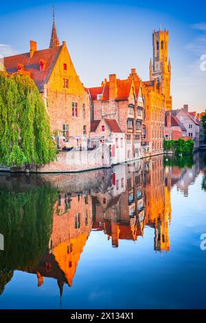 Brügge, Belgien. Rozenhoedkaai Canal im Zentrum von Brügge, Sonnenaufgangsfarben. Berühmtes Reiseziel Flandern. Stockfoto