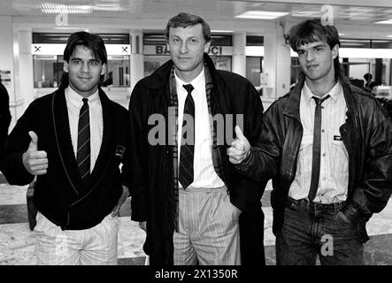 Die DDR-Fußballnationalmannschaft kommt am 13. November 1989 in Wien an: Ulf Kirsten (Dynamo Dresden), Trainer Eduard Geyer und Rico Steinmann (Karl-Marx-Stadt). - 19891113 PD0005 - Rechteinfo: Rechte verwaltet (RM) Stockfoto