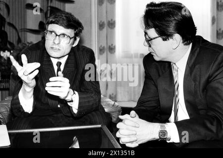 Wien am 28. November 1989: Der polnische Finanzminister Leszek Balcerovicz (l.) traf seinen österreichischen Kollegen, Finanzminister Ferdinand Lacina (R.), zu Gesprächen in Wien. - 19891128 PD0006 - Rechteinfo: Rechte verwaltet (RM) Stockfoto