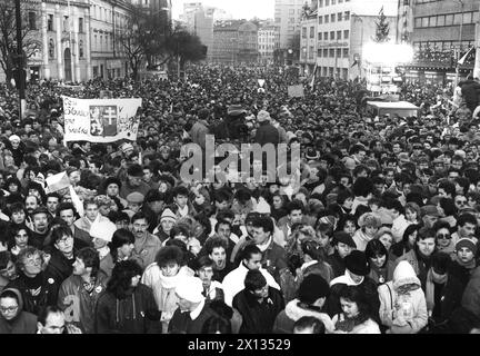 Bratislava am 1. Dezember 1989: Rund 200,000 Bürger von Bratislava nahmen an einer Kundgebung für mehr Demokratie in ihrem Staat Teil. Vertreter der österreichischen Politik versprachen ihre Solidarität. - 19891201 PD0012 - Rechteinfo: Rechte verwaltet (RM) Stockfoto