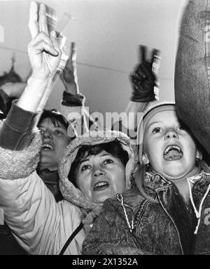 Bratislava am 1. Dezember 1989: Rund 200,000 Bürger von Bratislava nahmen an einer Kundgebung für mehr Demokratie in ihrem Staat Teil. Die Vertreter der österreichischen Politik versprachen ihre Solidarität. - 19891201 PD0013 - Rechteinfo: Rechte verwaltet (RM) Stockfoto