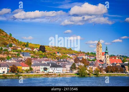 Krems an der Donau, Niederösterreich. Wunderschöne Stadt im Wachautal, Reiseziel Donau, herbstliche Blätter Stockfoto
