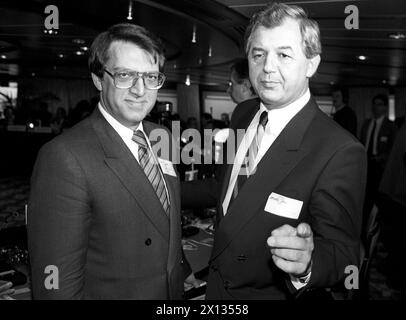 Wien am 11. Januar 1990: Österreichs Vizekanzler Josef Riegler (l.) und der türkische Außenminister Mesut Yilmaz. - 19900111 PD0005 - Rechteinfo: Rechte verwaltet (RM) Stockfoto