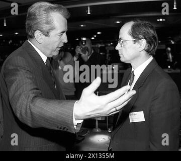 Wien am 11. Januar 1990: Österreichs Außenminister Alois Mock (l.) und der stellvertretende Premierminister der CSSR, Jan Carnogursky, wurden während des "Round Table Europe" gefangen genommen. - 19900111 PD0008 - Rechteinfo: Rechte verwaltet (RM) Stockfoto