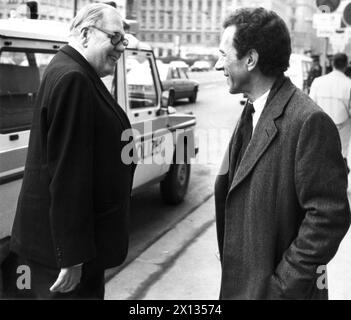 Wien am 30. Januar 1990: Beiläufige Begegnung von Clemens Obendorfer (l.), Rechtsanwalt von Udo Proksch, und Hans Pretterebner, Autor des Buches Lucona, vor dem Wiener Hof. - 19900130 PD0009 - Rechteinfo: Rechte verwaltet (RM) Stockfoto