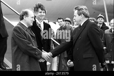 Wien am 30. Januar 1990: Österreichs Bundeskanzler Franz Vranitzky (R.) begrüßt den tschechischen Premierminister Marian Calfa. - 19900130 PD0010 - Rechteinfo: Rechte verwaltet (RM) Stockfoto