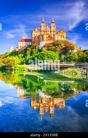 Abtei Melk, Österreich. Stift Melk spiegelt sich im Wasser der Donau, malerischer herbstlicher sonniger Tag im Wachautal. Stockfoto