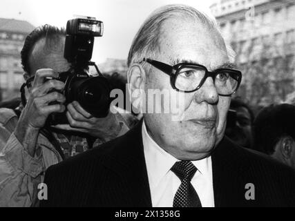 Franz Clemens Obendorfer, Rechtsanwalt von Udo Proksch, wurde am 30. Januar 1990 in Wien festgenommen. - 19900130 PD0008 - Rechteinfo: Rechte verwaltet (RM) Stockfoto