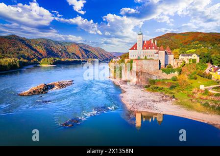 Wachau-Tal, Österreich. Kleine Burg Schönbühel oberhalb der Donau in der romantischen Herbstsonne, Niederösterreich. Stockfoto