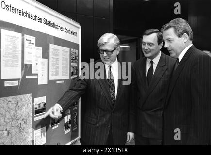 Wien am 21. März 1990: Feierlicher Akt anlässlich des 150. Jahrestages der österreichischen Zentralstelle für Statistik. Im Bild (v.l.t.r.): Erich Bader (Präsident des Amtes), Gesundheitsminister Harald Ettl und Bundeskanzler Franz Vranitzky. - 19900321 PD0004 - Rechteinfo: Rechte verwaltet (RM) Stockfoto