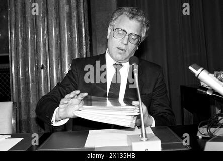 Sitzung der Noricum-Untersuchungskommission in Wien am 23. März 1990. Auf dem Bild: Rudolf Streicher, Minister für Verkehr und öffentliche Betriebe, wurde als Zeuge eingeladen. - 19900323 PD0011 - Rechteinfo: Rechte verwaltet (RM) Stockfoto