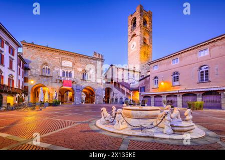 Bergamo, Italien - Piazza Vecchia in Citta Alta, Morgendämmerung, wunderschöne historische Stadt in der Lombardei Stockfoto