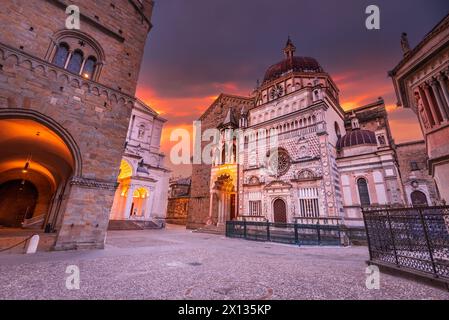 Bergamo, Italien. Capela Colleoni und kleine Piazza Duomo, Morgenbeleuchtung. Citta Alta schöner Tag Sonnenlicht. Stockfoto