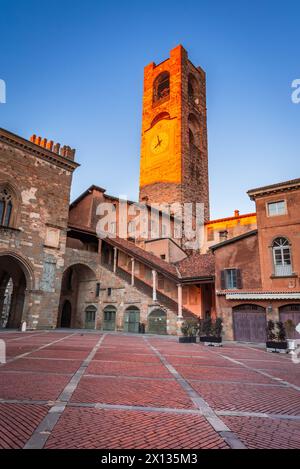 Bergamo, Italien - Piazza Vecchia in der Oberstadt Bergamo, Citta Alta in der Abenddämmerung, wunderschöne historische Stadt in der Lombardei Stockfoto