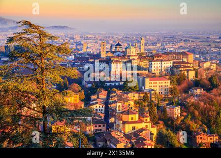 Bergamo, Italien - Sonnenuntergang aus der Vogelperspektive Citta Alta, wunderschöne historische Stadt in der Lombardei Stockfoto