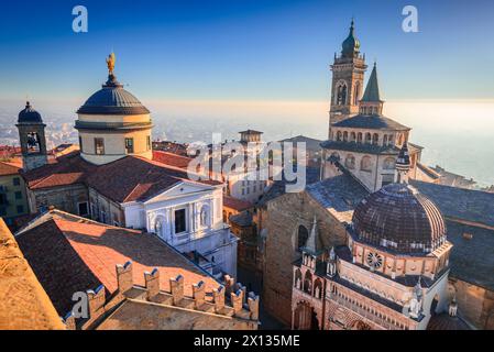 Bergamo, Italien. Capela Colleoni, Bergamo Kathedrale und kleine Piazza Duomo, Blick von Campanone. Citta Alta schöner Tag Sonnenlicht. Stockfoto