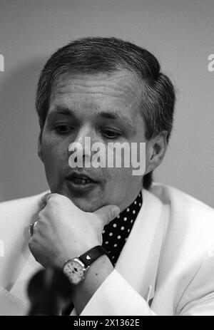 Jack Unterweger, der zu lebenslanger Haft verurteilt wurde, wurde am 23. Mai 1990 vorzeitig entlassen. Das Bild zeigt Unterweger auf einer Pressekonferenz in Wien am 22. Mai 1990, wo er seine Werke vorlas. - 19900522 PD0015 - Rechteinfo: Rechte verwaltet (RM) Stockfoto