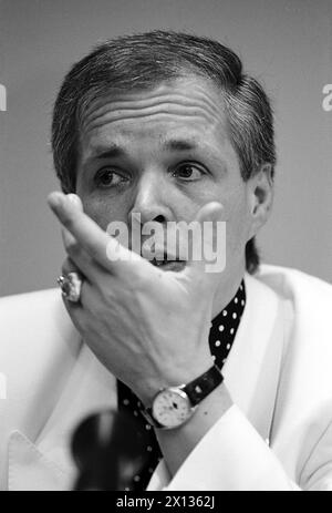 Jack Unterweger, der zu lebenslanger Haft verurteilt wurde, wurde am 23. Mai 1990 vorzeitig entlassen. Das Bild zeigt Unterweger auf einer Pressekonferenz in Wien am 22. Mai 1990, wo er seine Werke vorlas. - 19900522 PD0016 - Rechteinfo: Rechte verwaltet (RM) Stockfoto