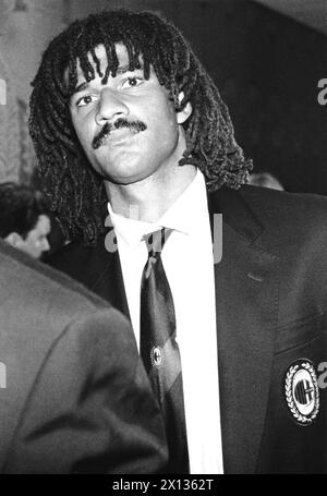 Wien am 22. Mai 1990: Endspiel zwischen AC Milan und Benfica Lissabon im Rahmen des Europapokals. Auf dem Bild: AC Mailand Spieler Ruud Gullit kommt am Flughafen an. - 19900522 PD0010 - Rechteinfo: Rechte verwaltet (RM) Stockfoto