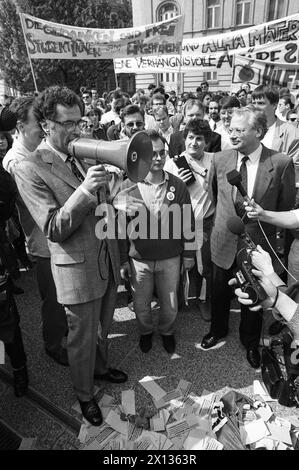 Wien am 31. Mai 1990: Rund 5,000 Studierende und Professoren der Wirtschaftsuniversität Wien demonstrierten gegen Personalmangel und Platzmangel an ihrer Universität. Im Bild: Rektor Hans Robert Hansen (l.) übergab dem Wissenschaftsminister Erhard Busek (R.) ein „Notfallprogramm“, der von den Studenten gebuht wurde. - 19900531 PD0003 - Rechteinfo: Rechte verwaltet (RM) Stockfoto