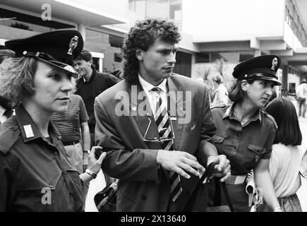 Fußball-Weltmeisterschaft 1990 in Florenz, Italien: Toni Polster (c.) kommt am Flughafen Pisa an. - 19900604 PD0009 - Rechteinfo: Rechte verwaltet (RM) Stockfoto