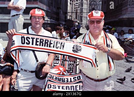 Fußball-Weltmeisterschaft 1990 in Florenz, Italien: Österreichische Fans unterstützen ihre Mannschaft, die am 15. Juni 1990 gewonnen wurde. - 19900615 PD0019 - Rechteinfo: Rechte verwaltet (RM) Stockfoto