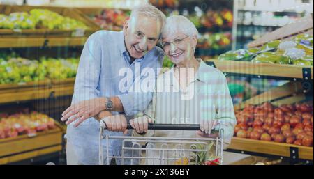 Bild von Finanzdaten und Diagrammen über glückliches kaukasisches Seniorenpaar auf dem Markt Stockfoto