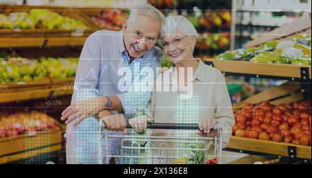 Bild von Finanzdaten und Diagrammen über glückliche ältere kaukasische Ehepaare auf dem Markt Stockfoto