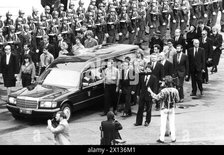 Wien am 7. August 1990: Staatsbeerdigung für den ehemaligen Bundeskanzler von Österreich Bruno Kreisky. Im Bild: Der Trauerzug passiert die Ehrengarde der österreichischen Armee am Ballhausplatz. - 19900807 PD0038 - Rechteinfo: Rechte verwaltet (RM) Stockfoto