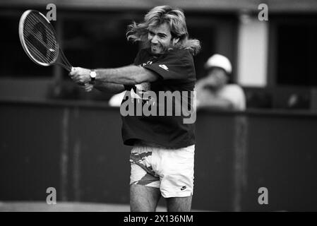 Andre Agassi während eines Trainings der US-Mannschaft für das Spiel gegen Österreich im Wiener Prater-Stadion am 17. September 1990. - 19900917 PD0013 - Rechteinfo: Rechte verwaltet (RM) Stockfoto