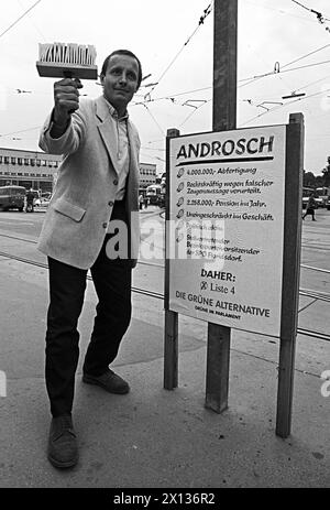 Peter Pilz, Abgeordneter der Österreichischen Grünen, wurde während der Plakatkampagne der Grünen am 26. September 1990 in Wien gefangen genommen. Auf dem Poster wurde Hannes Androsch, Mitglied der österreichischen Sozialdemokraten, kritisiert. - 19900926 PD0003 - Rechteinfo: Rechte verwaltet (RM) Stockfoto