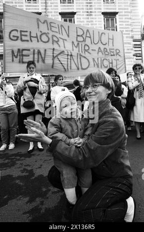 Wien am 2. Oktober 1990: Demonstration gegen die Sondergenehmigung von Sozialminister Ettl und Bundeskanzler Vranitzky für die Abtreibungspille RU 486. - 19901002 PD0011 - Rechteinfo: Rechte verwaltet (RM) Stockfoto