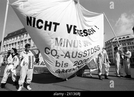 Wien am 2. Oktober 1990: Demonstration von Greenpeace, der am Ballhausplatz in Wien ein provisorisches „Gewächshaus“ errichtete und bis 2000 eine Reduzierung des CO2-Ausstoßes um 30 Prozent forderte - Österreichs Regierung will bis 2005 die CO2-Emissionen reduzieren. - 19901002 PD0012 - Rechteinfo: Rechte verwaltet (RM) Stockfoto