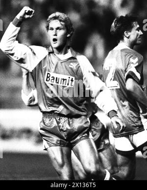 Wien am 2. Oktober 1990: UEFA-Cup-Spiel zwischen Admira Wacker und Vejile BK. Im Bild (v.l.t.r.) Admiras Torschütze Michael Binder, der das 1:0 erreichte, und Jakob Laursen (Vejle-BK). - 19901002 PD0013 - Rechteinfo: Rechte verwaltet (RM) Stockfoto