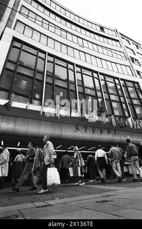 Das berühmte Geschäft „Steffl“ an der Wiener Kärntnerstraße, aufgenommen am 2. Oktober 1990. - 19901002 PD0014 - Rechteinfo: Rechte verwaltet (RM) Stockfoto