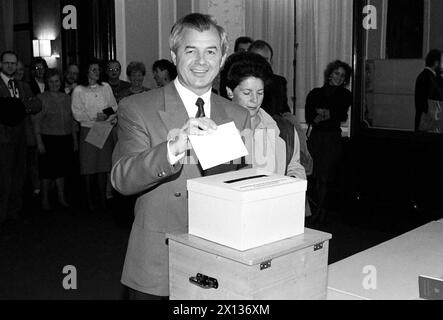 Wien am 7. Oktober 1990: Österreichs Vizekanzler, Josef Riegler, gibt seine Stimme ab. - 19901007 PD0058 - Rechteinfo: Rights Managed (RM) Stockfoto