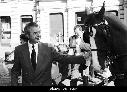 Wien am 7. Oktober 1990: Nach der Stimmabgabe für die Bundestagswahl traf Österreichs Vizekanzler Josef Riegler in der Wipplingerstraße ein Taxi. - 19901007 PD0051 - Rechteinfo: Rights Managed (RM) Stockfoto