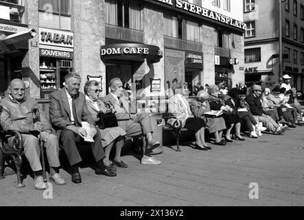 Sonniger Herbst in Wien am 7. Oktober 1990, Tag der Bundestagswahl. Auf dem Bild: Leute genießen das schöne Wetter am Wiener Stephansplatz. - 19901007 PD0081 - Rechteinfo: Rights Managed (RM) Stockfoto