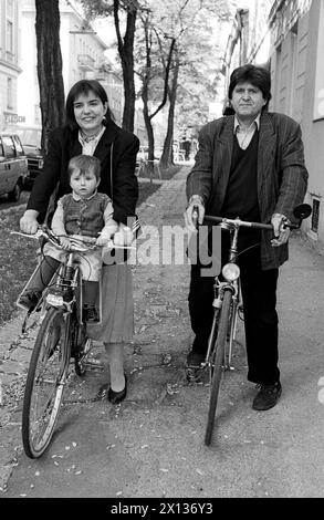 Wien am 7. Oktober 1990: Madeleine Petrovic von der Grünen Partei Österreichs, ihre Tochter Sophie und Ehemann Antun Petrovic auf dem Weg zum Wahllokal im 13. Wiener Gemeindebezirk. - 19901007 PD0087 - Rechteinfo: Rights Managed (RM) Stockfoto