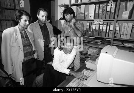 Wien am 7. Oktober 1990: Suspendierung im Hauptquartier der Grünen nach den Bundestagswahlen. Im Bild: Monteur Peter Pilz (2.f.l.) prüft die eingehenden Ergebnisse. - 19901007 PD0090 - Rechteinfo: Rechte verwaltet (RM) Stockfoto