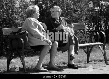 Sonniger Herbst in Wien am 7. Oktober 1990, Tag der Bundestagswahl. Auf dem Bild: Die Leute genießen das schöne Wetter in einem Park. - 19901007 PD0078 - Rechteinfo: Rights Managed (RM) Stockfoto