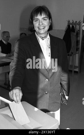 Wien am 7. Oktober 1990: Madeleine Petrovic von der Österreichischen Grünen gibt ihre Stimme für die Bundestagswahl ab. - 19901007 PD0073 - Rechteinfo: Rights Managed (RM) Stockfoto