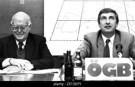 Wien am 10. Oktober 1990: Pressekonferenz des Österreichischen Gewerkschaftsbundes (OEGB) mit Präsident Fritz Verzetnitsch (R.) und seinem Stellvertreter Rudolf Sommer (l.) - 19901010 PD0031 - Rechteinfo: Rechte verwaltet (RM) Stockfoto