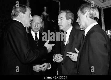 Einweihung der neuen Regierung in der Wiener Hofbrug am 9. Oktober 1990 (f.l.t.r): Österreichs Bundeskanzler Franz Vranitzky, Bundespräsident Kurt Waldheim, Außenminister Alois Mock und Vizekanzler Josef Riegler. Vranitzky wurde von Präsident Waldheim mit der Aufnahme von Koalitionsverhandlungen beauftragt. - 19901009 PD0004 - Rechteinfo: Rechte verwaltet (RM) Stockfoto