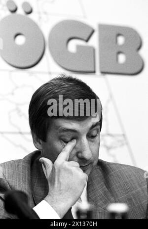 Pressekonferenz des Österreichischen Gewerkschaftsbundes (OEGB) am 10. Oktober 1990 in Wien. Im Bild: Bundespräsident Fritz Verzetntisch. - 19901010 PD0028 - Rechteinfo: Rechte verwaltet (RM) Stockfoto