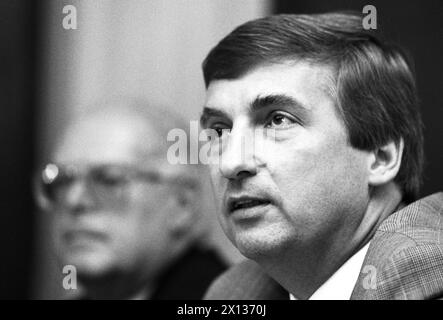 Wien am 10. Oktober 1990: Pressekonferenz des Österreichischen Gewerkschaftsbundes (OEGB) mit Präsident Fritz Verzetnitsch (Bild) und seinem Stellvertreter Rudolf Sommer. - 19901010 PD0030 - Rechteinfo: Rechte verwaltet (RM) Stockfoto